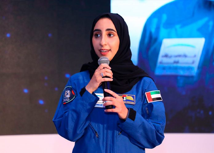 Mujer astronauta lista para la Luna