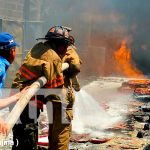 Gigantesco incendio en barrio Monseñor Lezcano, distrito 2 de Managua