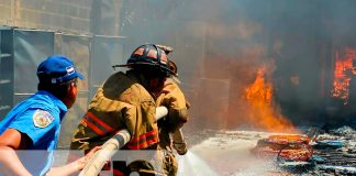 Gigantesco incendio en barrio Monseñor Lezcano, distrito 2 de Managua