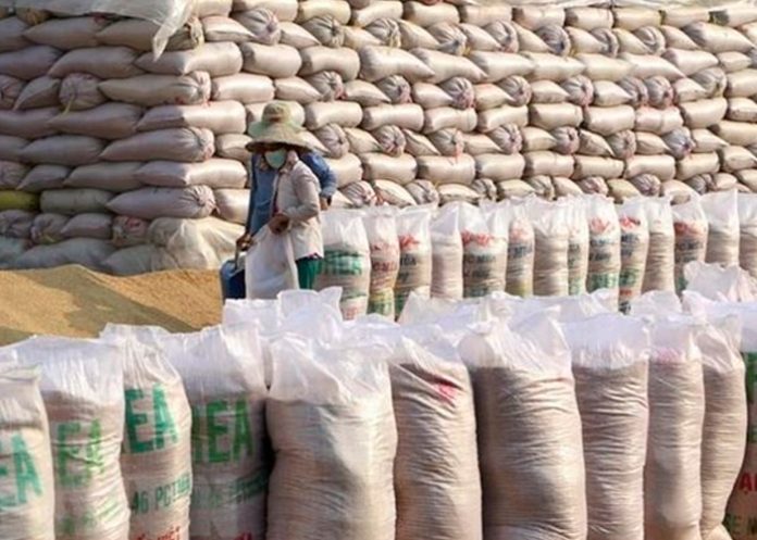 sacos3 Aplastada por 40 sacos de arroz en India