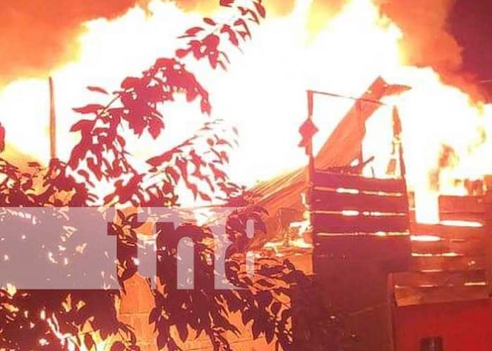 Foto: Incendio afecta cuatro viviendas en Siuna / TN8