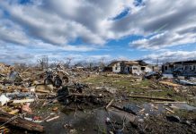 Tornados arrasan tres estados del centro de Estados Unidos Tornados sacuden estados del centro de EEUU