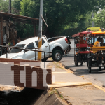 Chavalo dándoselas de «toreto» termina en una canaleta en las Américas 2 Carro al fondo de una canaleta en las Américas 2