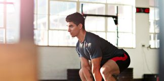 Mujer toca el glúteo de hombre en gimnasio