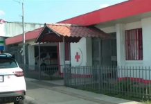 Mientras veía un pleito, hombre termina con un machete incrustado en su frente
