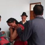 Pasmados de pena, así se dejaron ver recien casados cuando les pidieron el beso Reacción de pareja cuando les pidieron darse un beso