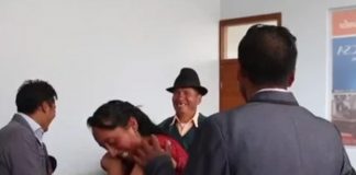 Reacción de pareja cuando les pidieron darse un beso