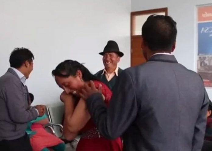 Reacción de pareja cuando les pidieron darse un beso