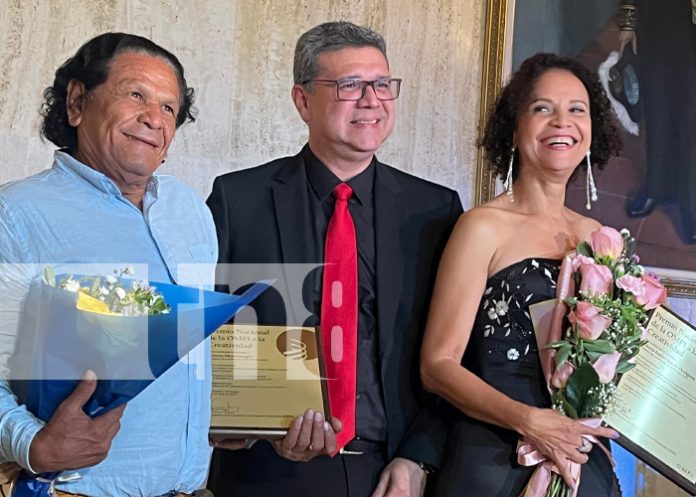 Gloria Bacon y Mario Montenegro reciben reconocimiento del MIFIC en Managua
