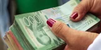 Foto: Un fajo de billetes de córdobas en Nicaragua