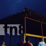 Rescatan a joven atrapado en el techo de una cancha en San Pedro de Lóvago, Chontales Foto: Rescatan a joven atrapado en el techo de una cancha en San Pedro de Lóvago, Chontales/TN8