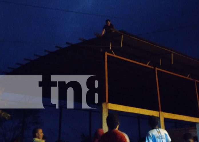 Foto: Rescatan a joven atrapado en el techo de una cancha en San Pedro de Lóvago, Chontales/TN8