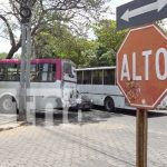 ¡Irresponsabilidad al volante! microbús no respeta señal de tránsito y provoca incidente Foto: ¡Irresponsabilidad al volante! Microbús no respeta señal de tránsito y provoca incidente/TN8