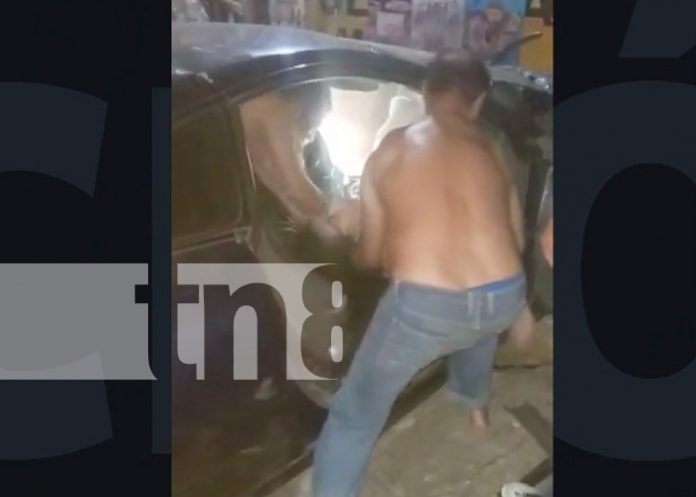 1 Foto: Impactante accidente vial deja a joven atrapada entre los restos retorcidos de un carro/TN8