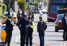 «Desquiciado» salió con espada en mano y mató a un niño de 13 en Londres Muere un niño de 13 en ataque con espada en Londres