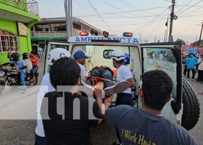 Foto: Taxista impacta catapulta a motociclista y lo deja lesionado en Bilwi/TN8