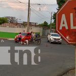 Conductor herido en colisión entre motocicleta y auto en Campo Bruce, Managua