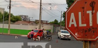 Conductor herido en colisión entre motocicleta y auto en Campo Bruce, Managua