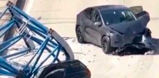 Grúa de construcción cae sobre un carro en Florida, dejando un muerto y heridos