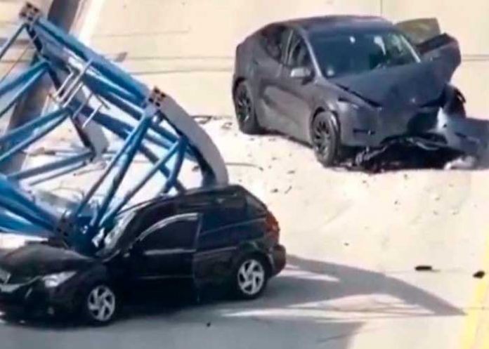 1 Grúa de construcción cae sobre un carro en Florida, dejando un muerto y heridos