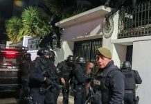 Policía de Ecuador irrumpe en la Embajada