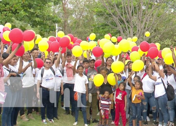 Foto: Elevan globos en conmemoración al 44 aniversario de la Cruzada Nacional de Alfabetización/TN8
