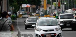 Discusión entre un taxista y varios caponeros
