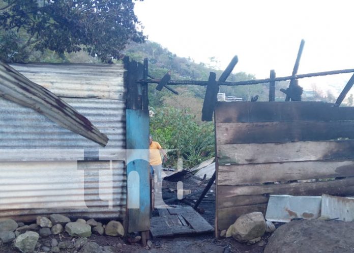 Foto: Bomberos luchan contra voraces llamas en incendio nocturno en Jinotega/TN8