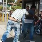 Conductor y chequeador se agarran a golpes en plena calle en Chinandega Foto: Conductor y chequeador se agarran a golpes en plena calle en Chinandega/TN8