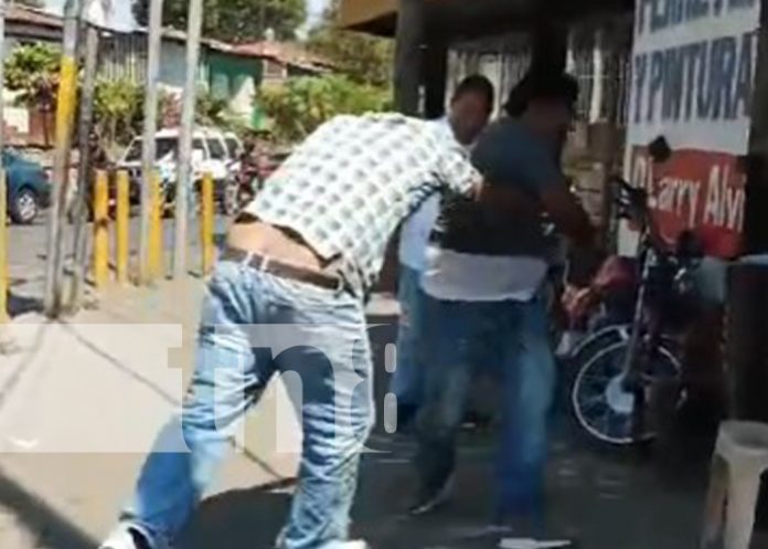 Foto: Conductor y chequeador se agarran a golpes en plena calle en Chinandega/TN8