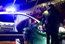 Hombre decapita a su padre y juega fútbol con su cabeza en España Hombre decapita a su padre y juega fútbol con su cabeza en España