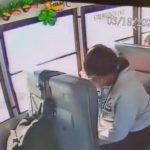 Video muestra agresión a niño con autismo por parte de una asistente de bus escolar Video muestra agresión a niño con autismo por parte de una asistente de bus escolar
