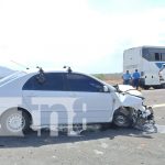Un bus y un carro, protagonistas de un accidente que deja a una señora con fuertes golpes