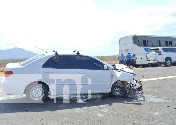 1 Un bus y un carro, protagonistas de un accidente que deja a una señora con fuertes golpes