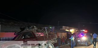 Camioneta en total descontrol impacta contra una vivienda en Jalapa