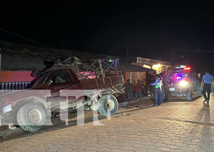 1 Camioneta en total descontrol impacta contra una vivienda en Jalapa