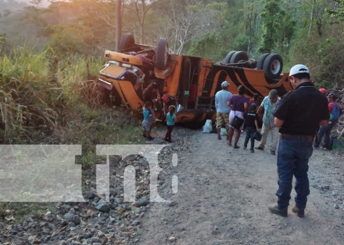 Foto: Accidente por fallas mecánicas: Autobús volcado en ruta Jinotega-Pantasma/TN8