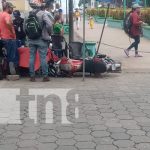 ¡La Imprudencia de aventajar! Motociclista se estrella en un puesto de celulares en Juigalpa Foto: ¡La Imprudencia de aventajar! Motociclista se estrella en un puesto de celulares en Juigalpa/TN8
