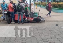 Foto: ¡La Imprudencia de aventajar! Motociclista se estrella en un puesto de celulares en Juigalpa/TN8