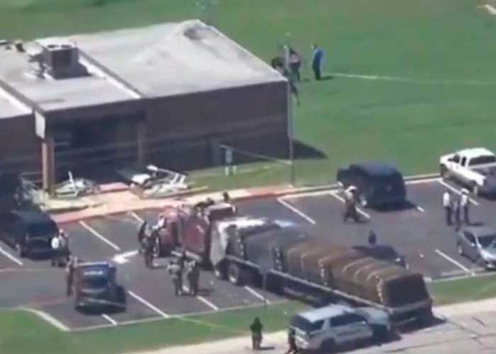 1 Le niegan licencia de conducir y luego impacta contra un edificio en Texas