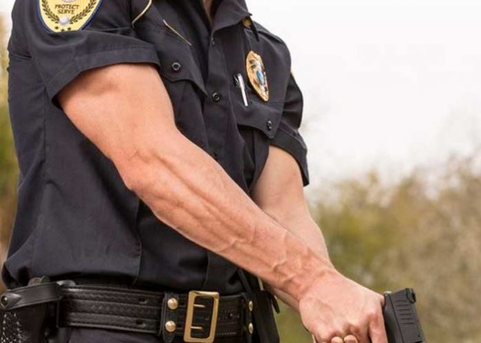 «¡Mátame ahora!» Policía dispara a una mujer que acuchilló a su novio en Florida