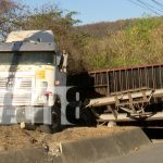 Tráiler a punto de caer al abismo en la Cuesta El Plomo en Managua