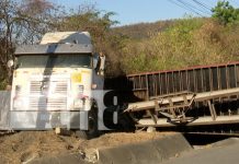 Tráiler a punto de caer al abismo en la Cuesta El Plomo en Managua Tráiler a punto de caer al abismo en la Cuesta El Plomo en Managua