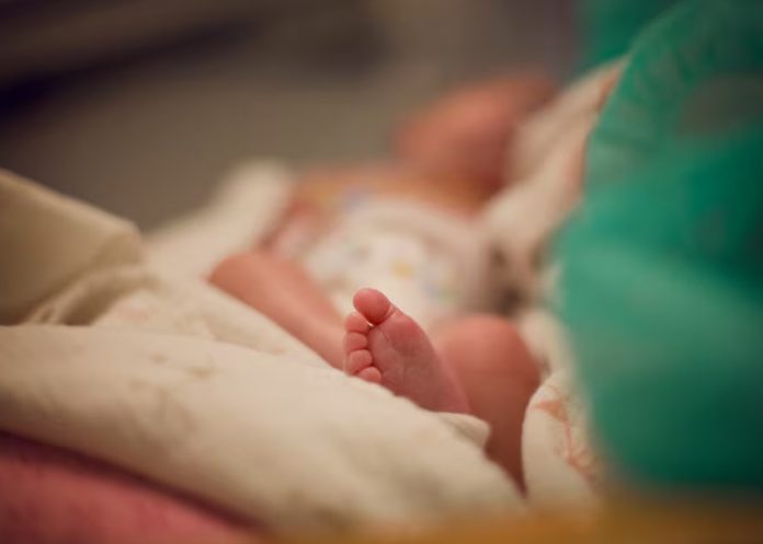 Casi la entierran viva: Recién nacida revive en su funeral en Paraguay