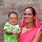 Hombre en India mide tan solo 24 pulgadas