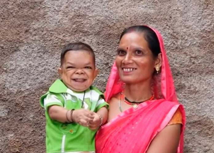 Hombre en India mide tan solo 24 pulgadas