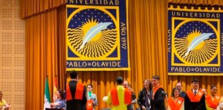 Joven se gradúa con su bebé en brazos