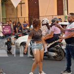 Pelea callejera entre pareja ebria detiene tráfico en Masaya
