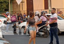 Pelea callejera entre pareja ebria detiene tráfico en Masaya