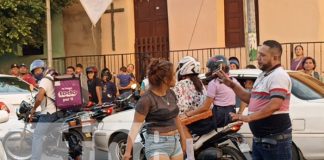Pelea callejera entre pareja ebria detiene tráfico en Masaya